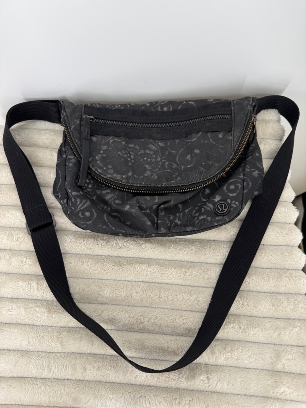 lululemon All Night Festival Bag, 5L size in grey floral pattern